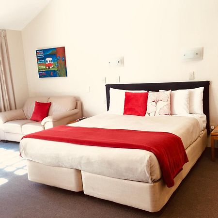 Cascades Lakefront Motel Taupo Exterior foto A room at the hotel