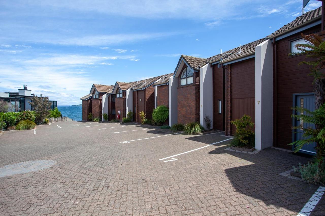 Cascades Lakefront Motel Taupo Exterior foto Modern apartments in the village