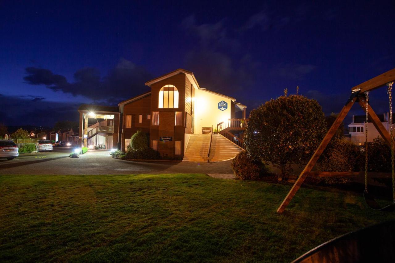 Cascades Lakefront Motel Taupo Exterior foto The church at night