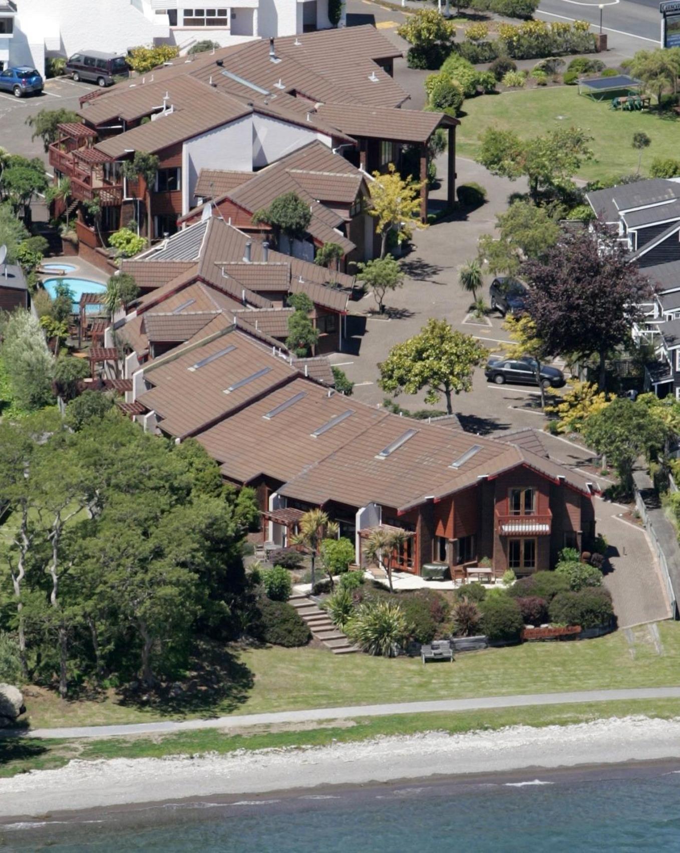 Cascades Lakefront Motel Taupo Exterior foto The house from the air