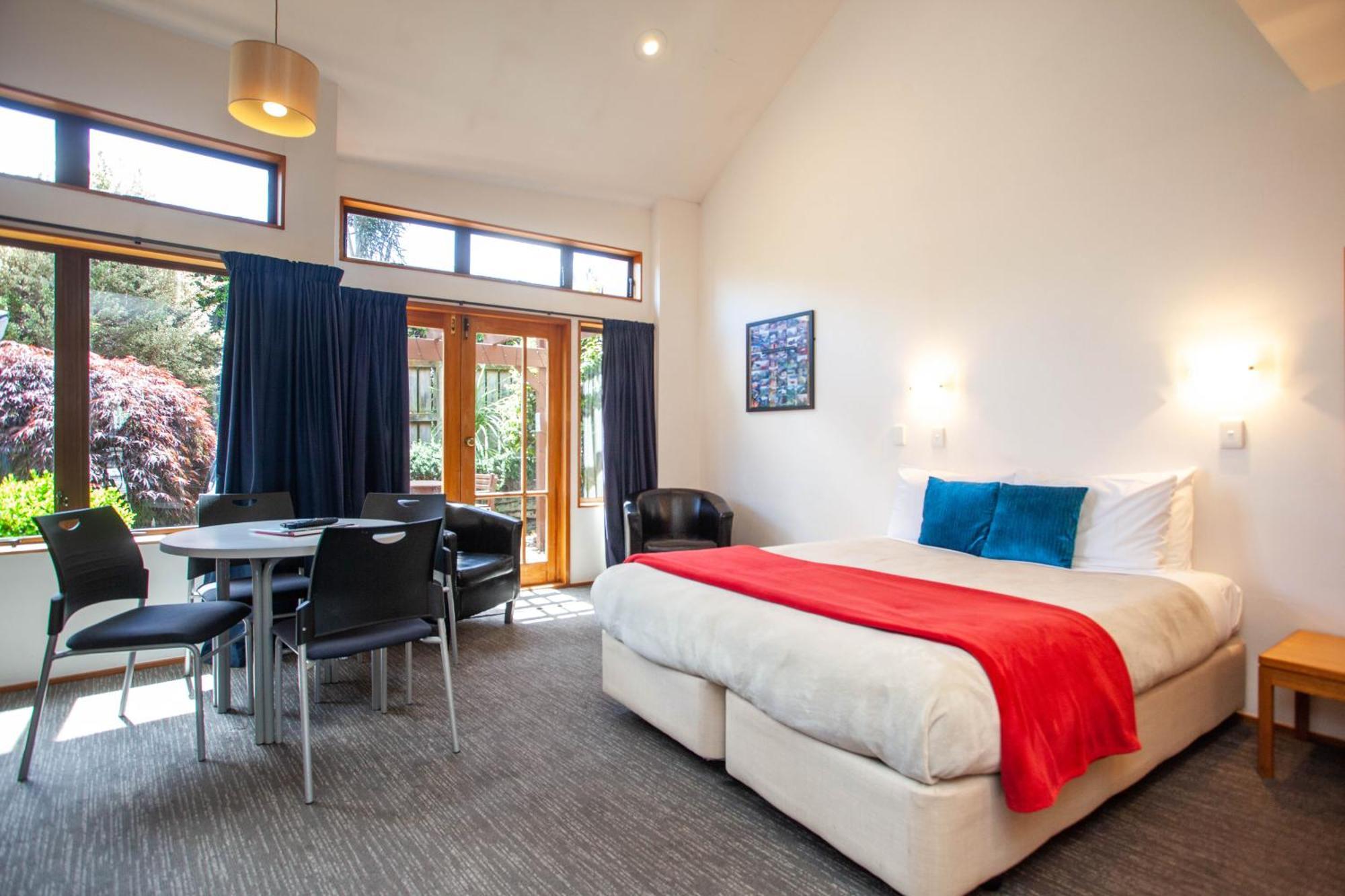 Cascades Lakefront Motel Taupo Cameră foto A typical studio apartment