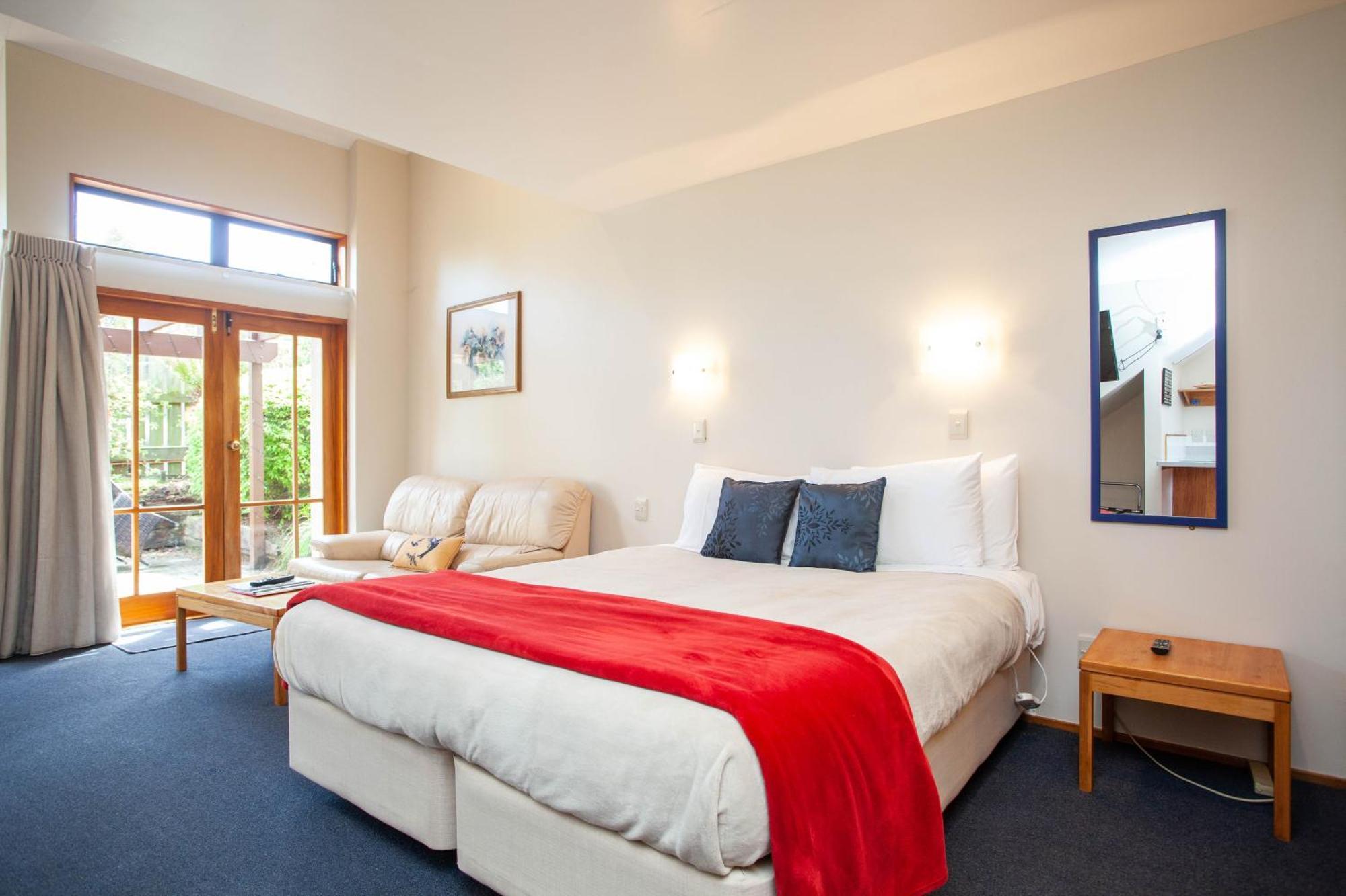 Cascades Lakefront Motel Taupo Cameră foto A typical studio apartment