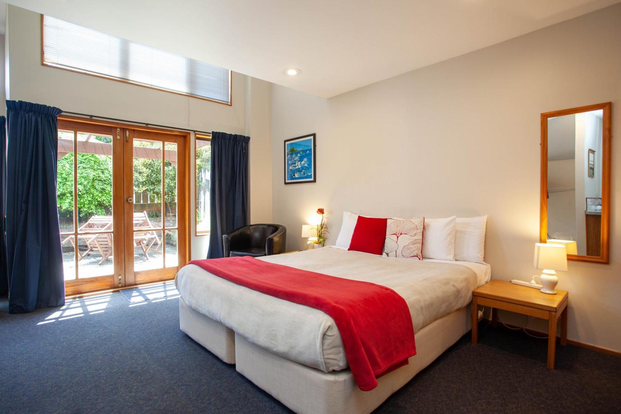 Cascades Lakefront Motel Taupo Cameră foto A typical motel room