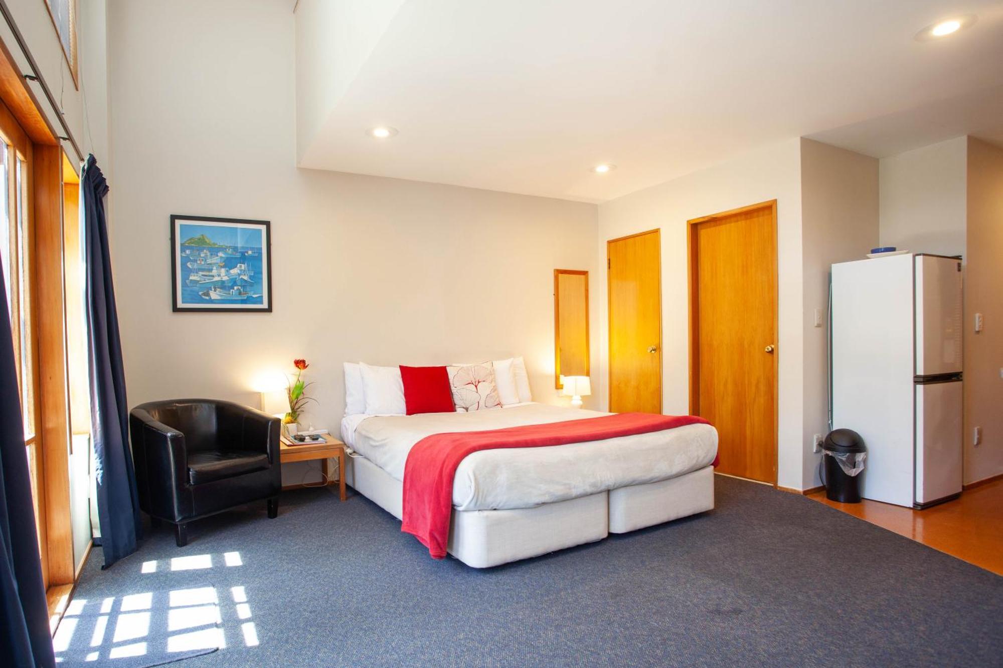 Cascades Lakefront Motel Taupo Cameră foto A typical studio apartment