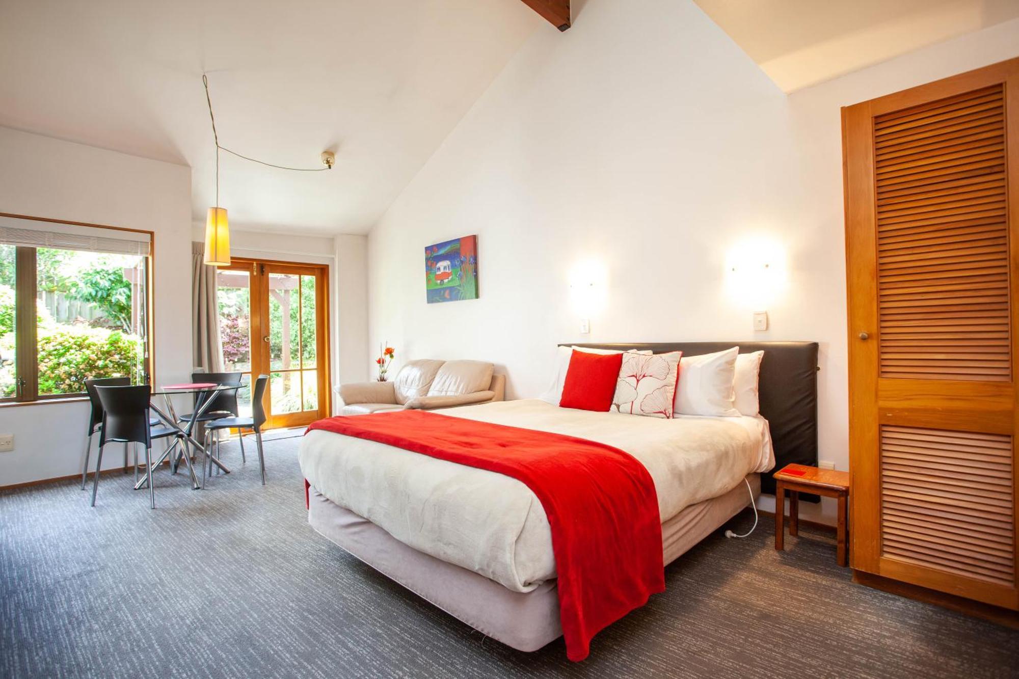 Cascades Lakefront Motel Taupo Cameră foto A typical Studio