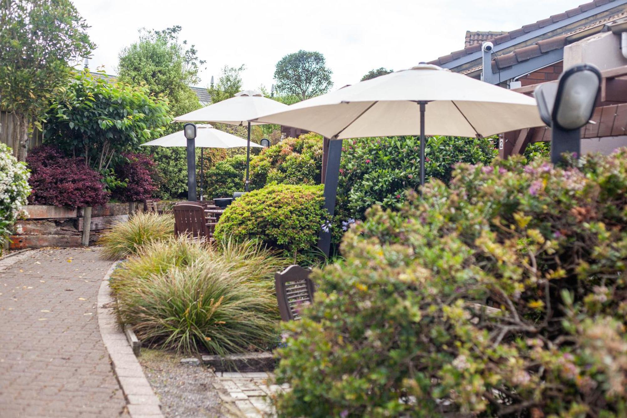 Cascades Lakefront Motel Taupo Cameră foto The garden at The Old Red Lion