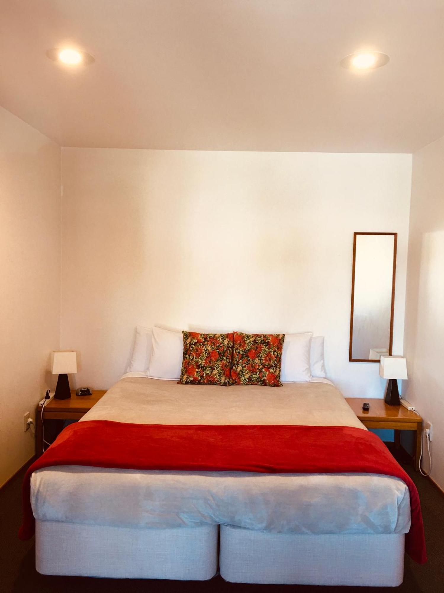 Cascades Lakefront Motel Taupo Exterior foto A bedroom at the hotel