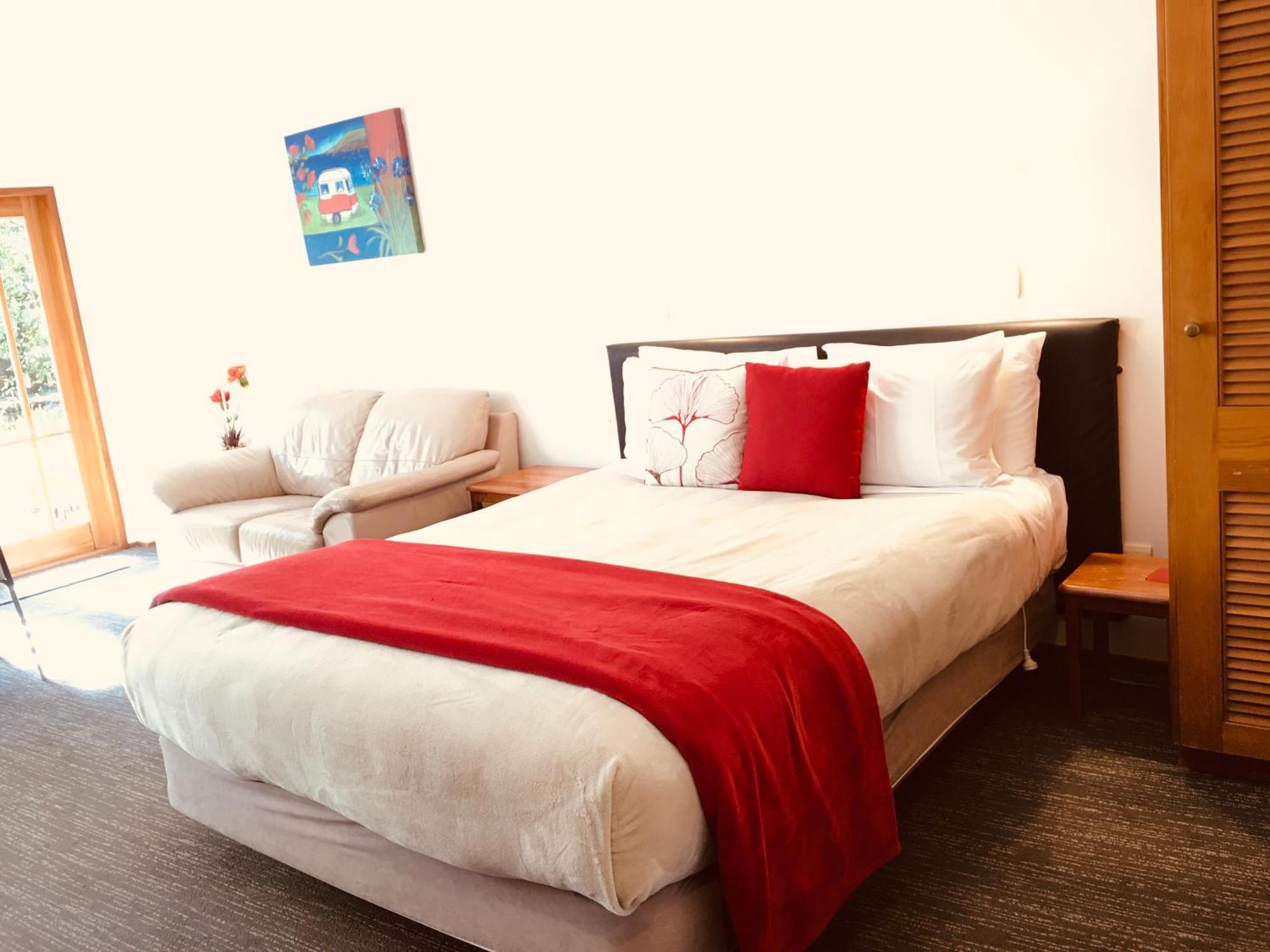 Cascades Lakefront Motel Taupo Exterior foto A bedroom at the hotel