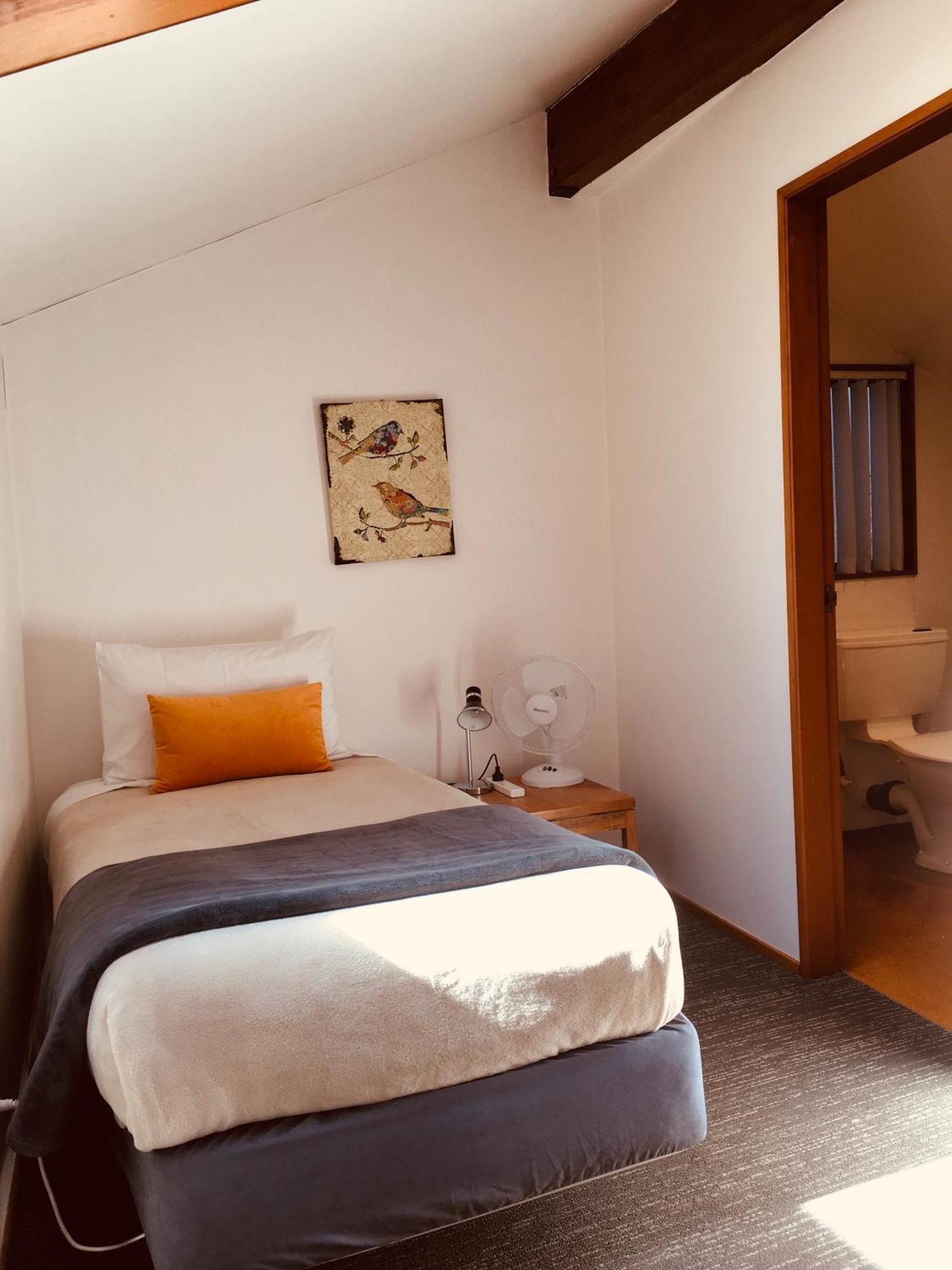 Cascades Lakefront Motel Taupo Exterior foto A single room at the hotel