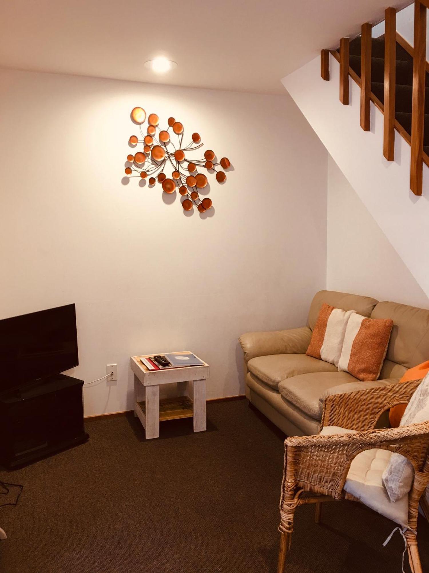 Cascades Lakefront Motel Taupo Exterior foto A living room