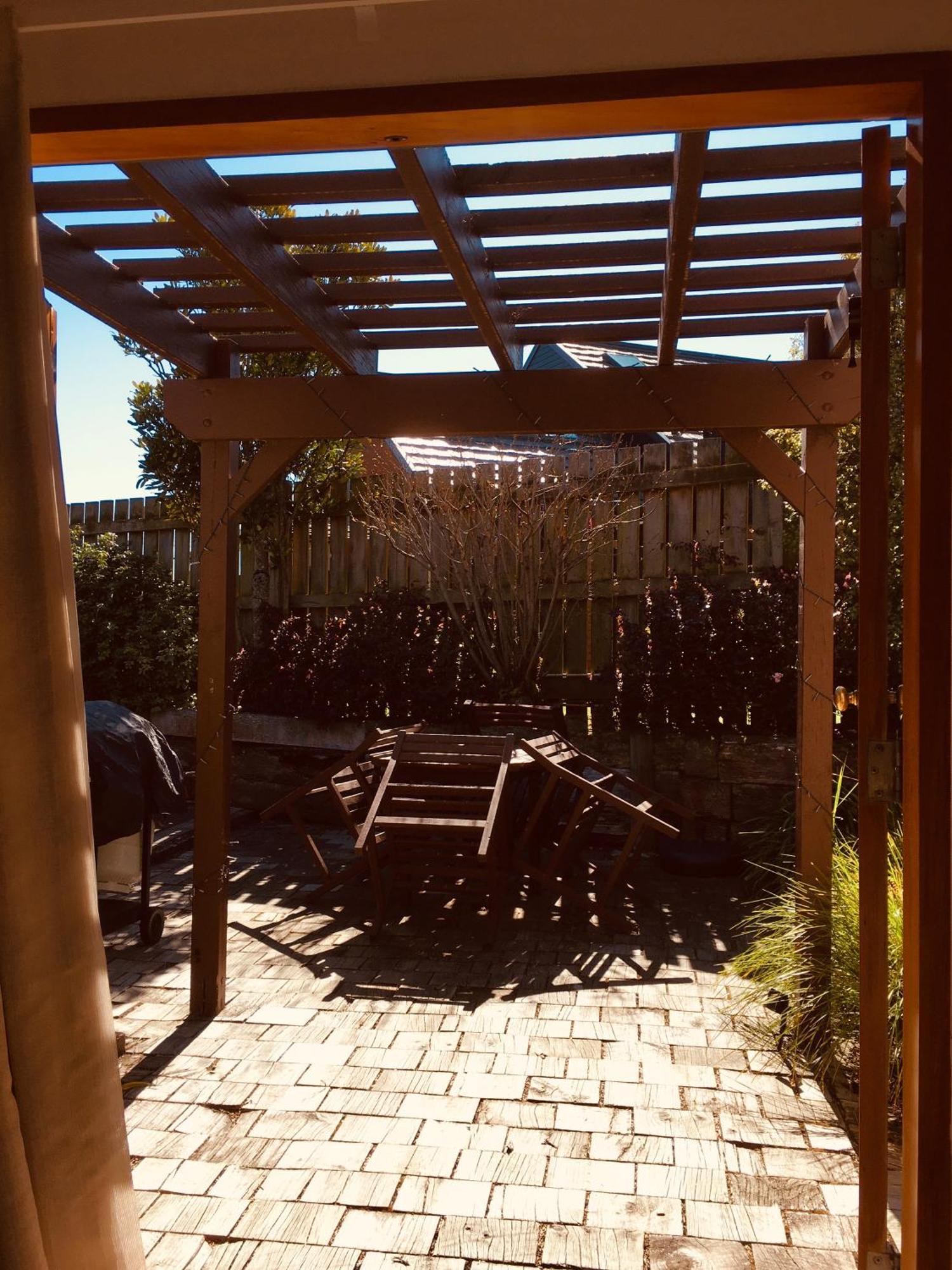 Cascades Lakefront Motel Taupo Exterior foto Pergola in a backyard