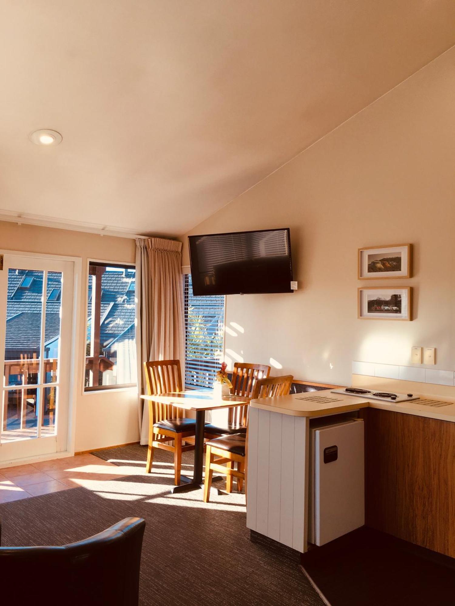 Cascades Lakefront Motel Taupo Exterior foto A television in a motel room
