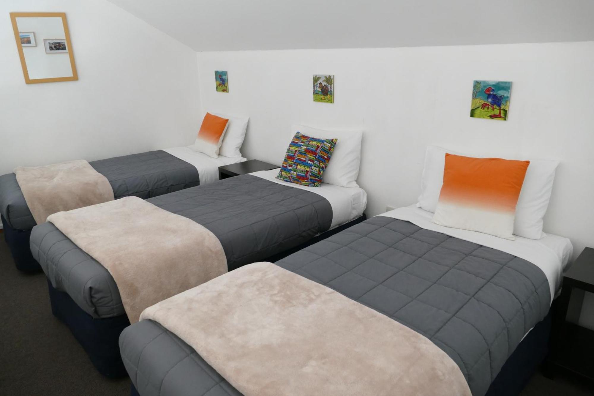 Cascades Lakefront Motel Taupo Exterior foto A room at the hotel