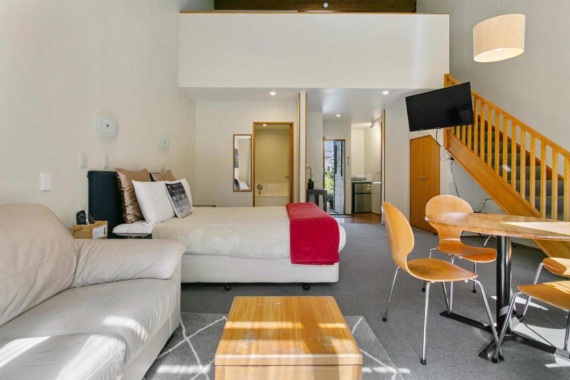 Cascades Lakefront Motel Taupo Exterior foto A typical studio apartment