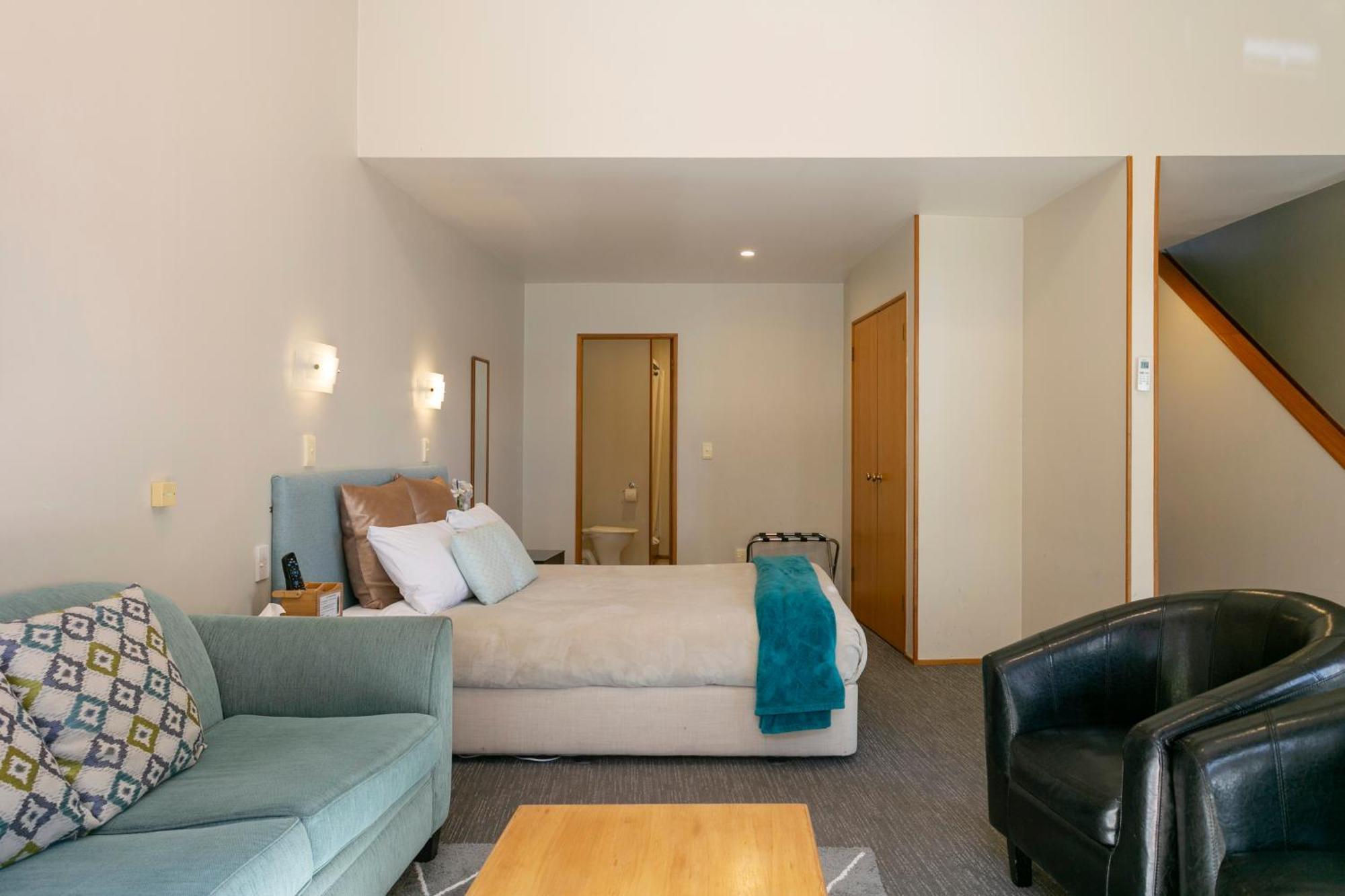 Cascades Lakefront Motel Taupo Exterior foto A typical studio apartment