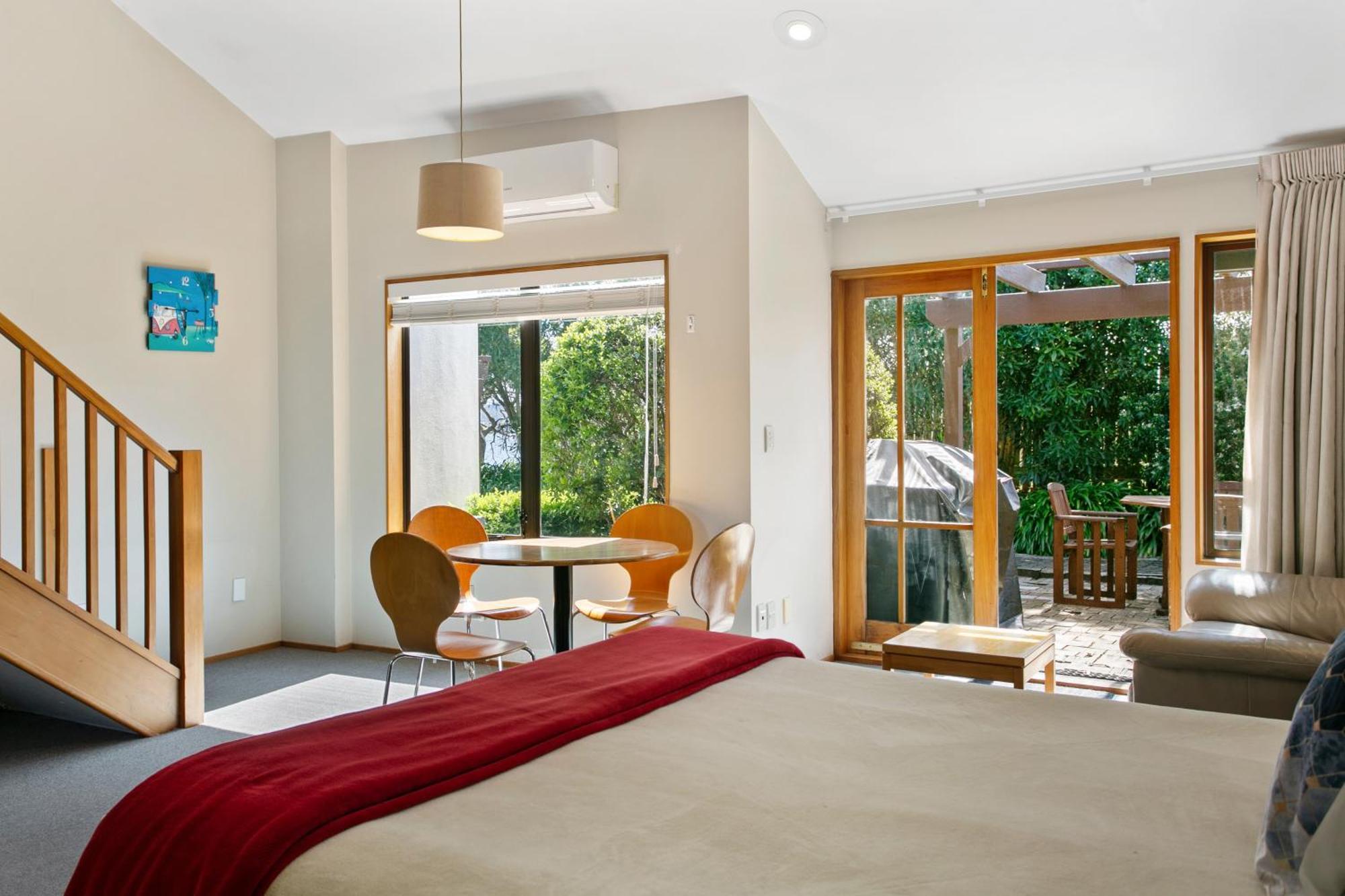 Cascades Lakefront Motel Taupo Exterior foto A typical studio apartment