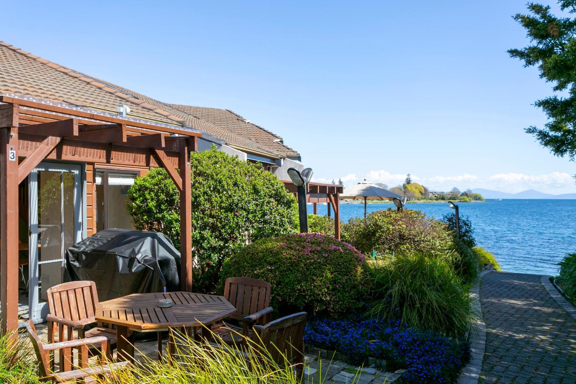 Cascades Lakefront Motel Taupo Exterior foto A view of Lake Taupo from the resort