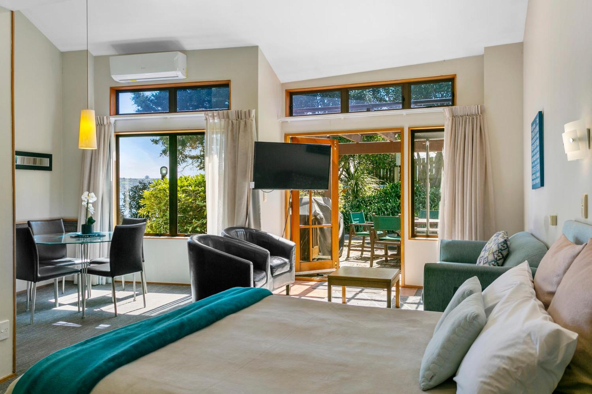 Cascades Lakefront Motel Taupo Exterior foto A suite at the hotel