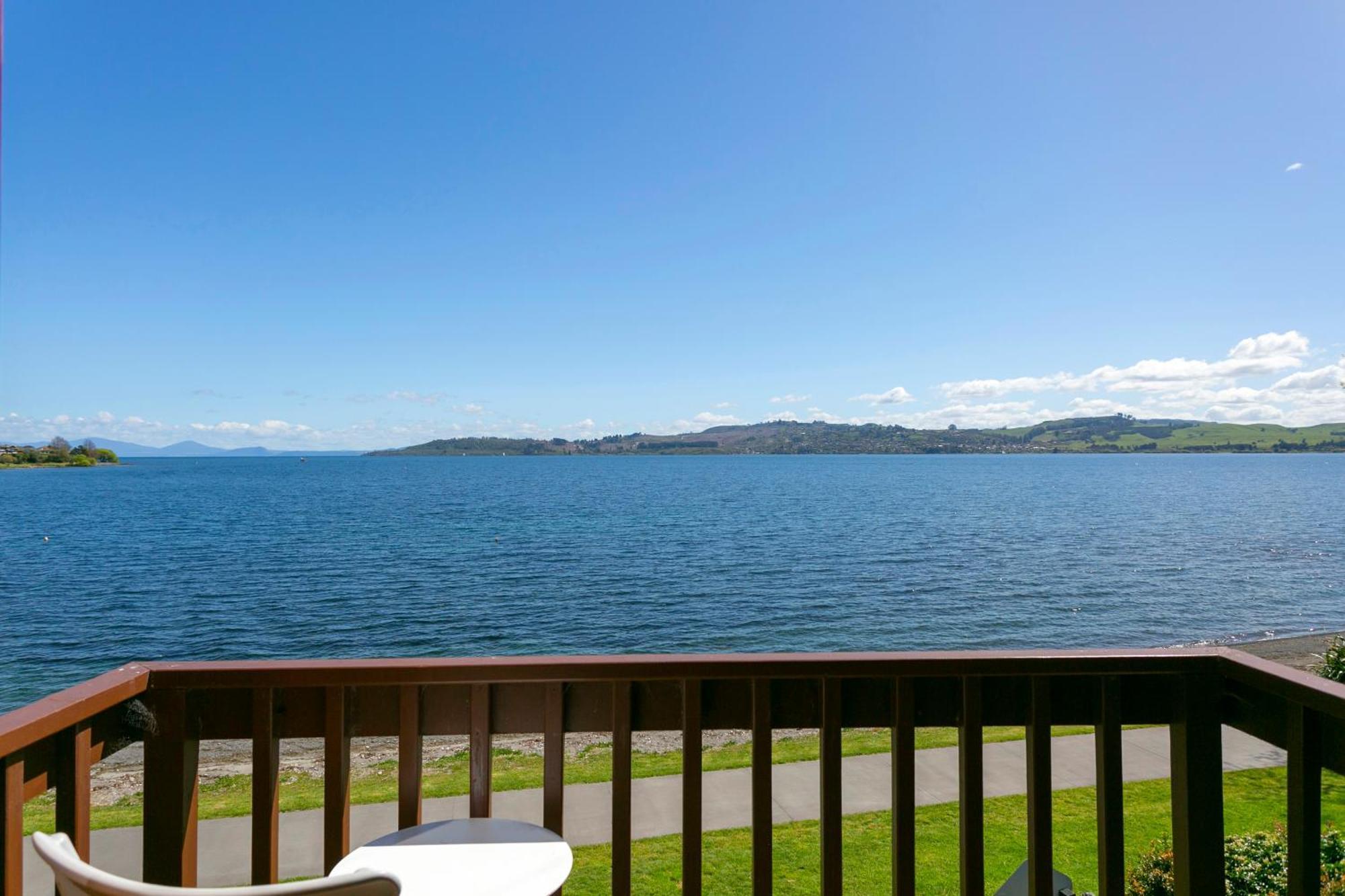 Cascades Lakefront Motel Taupo Exterior foto View of the bay from the hotel