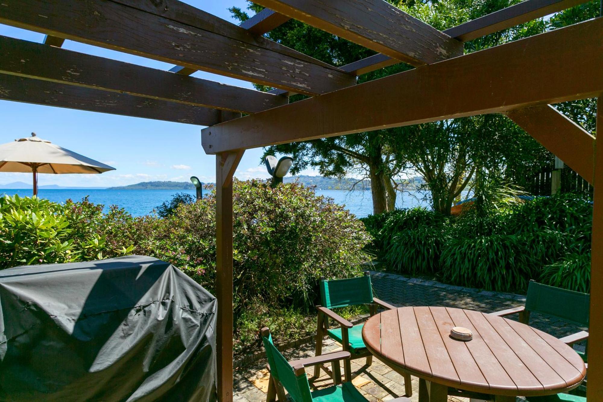 Cascades Lakefront Motel Taupo Exterior foto The view from the deck of the house