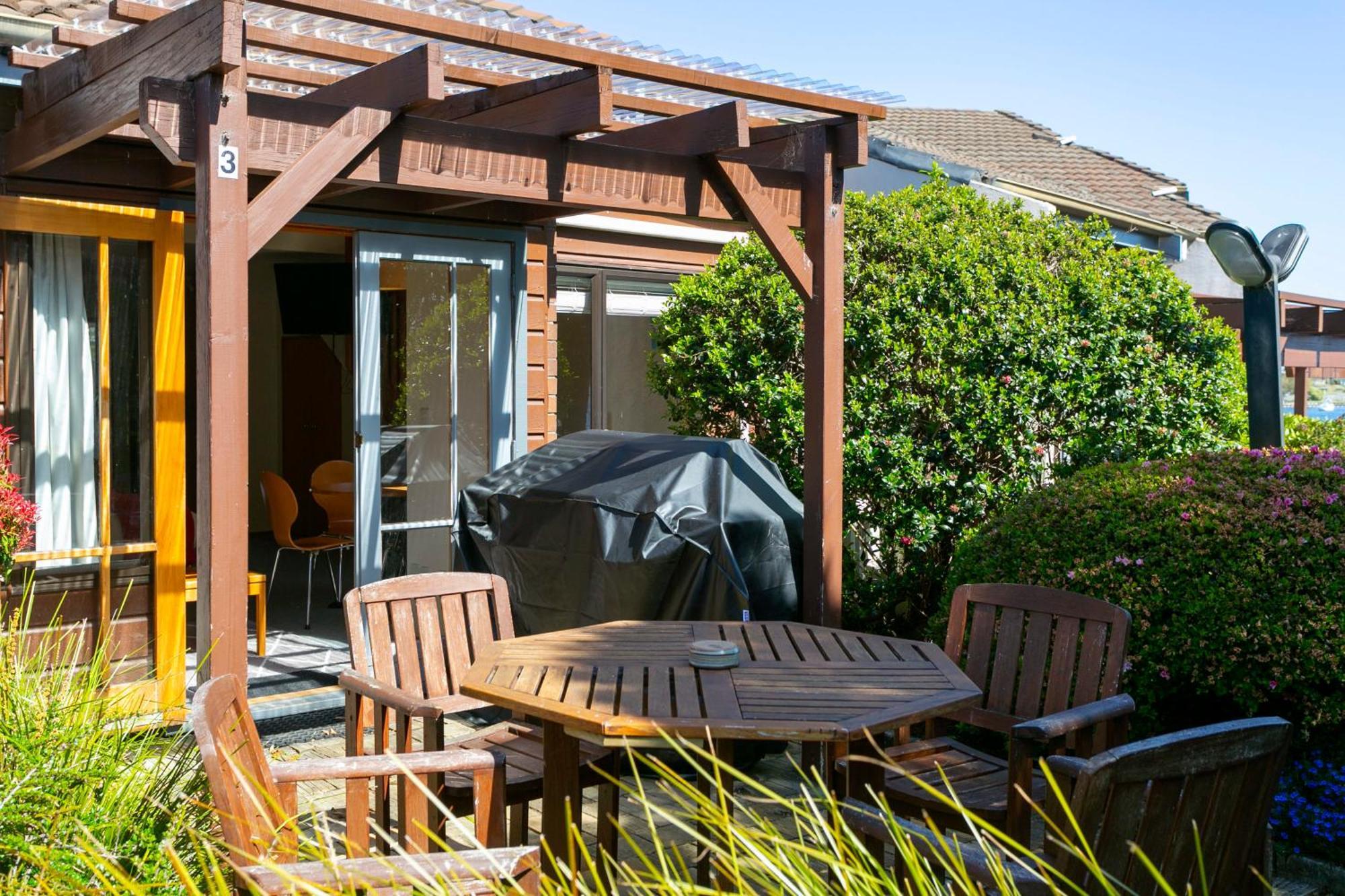 Cascades Lakefront Motel Taupo Exterior foto A pergola in a garden
