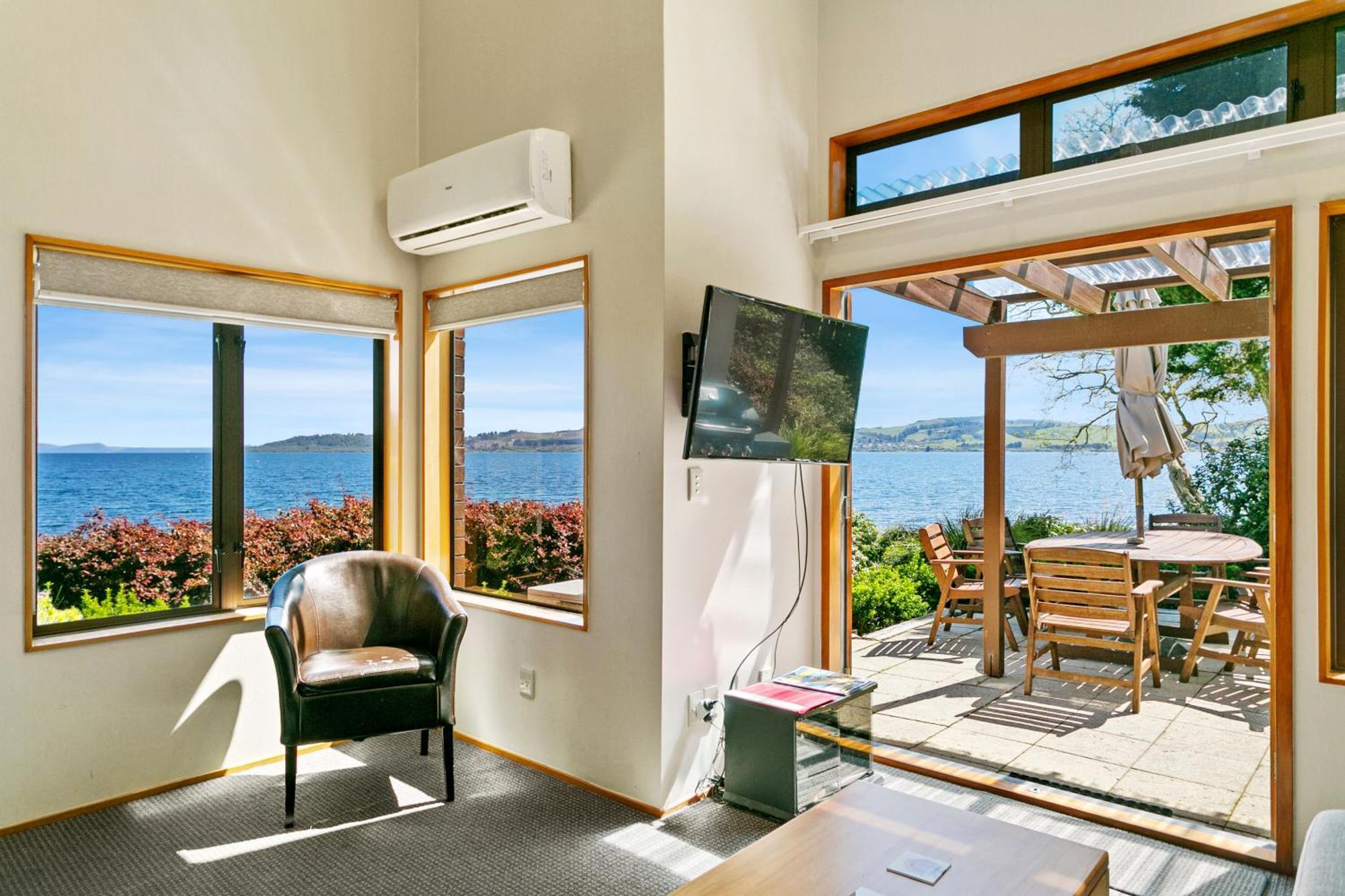 Cascades Lakefront Motel Taupo Exterior foto A room at the Bay of Many Coves