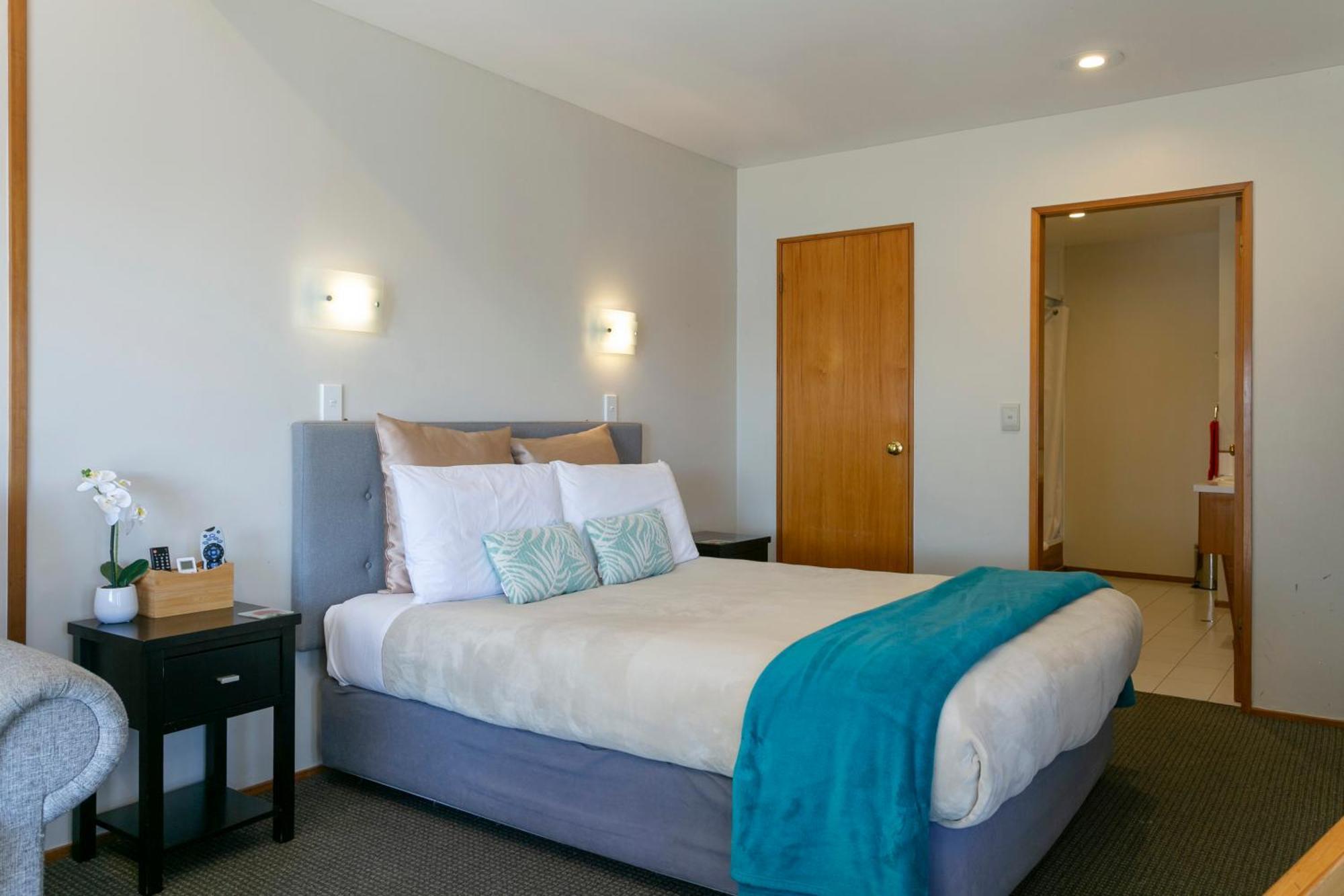Cascades Lakefront Motel Taupo Exterior foto A bedroom at the hotel