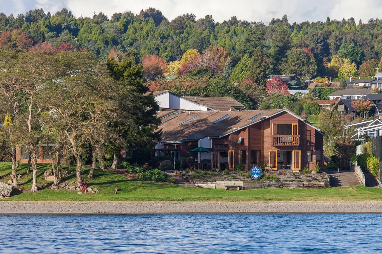 Cascades Lakefront Motel Taupo Exterior foto Residential neighborhood on the shore of Lake Stevens